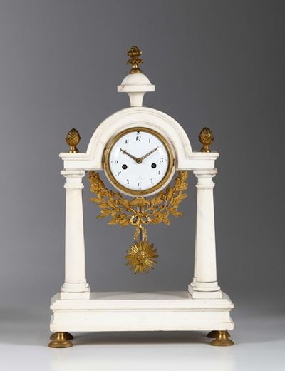 Pendola da Tavolo a Portico in Marmo Bianco e Bronzi Dorati, Francia Secondo Quarto XIX Secolo