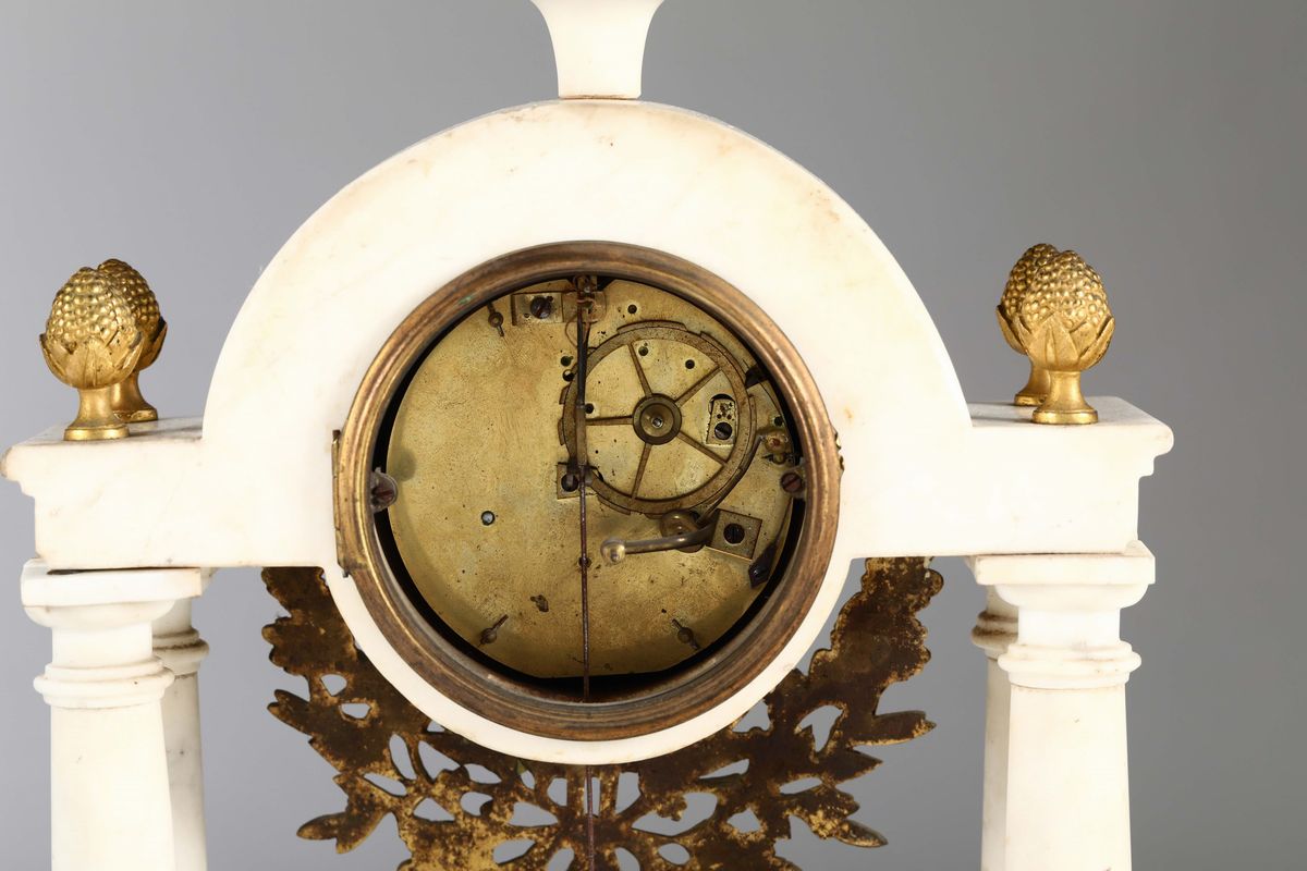 Pendola da Tavolo a Portico in Marmo Bianco e Bronzi Dorati, Francia Secondo Quarto XIX Secolo