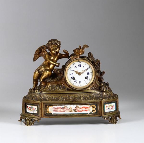 Piccola pendola da tavolo in bronzo dorato e porcellane, Francia Napoleone III