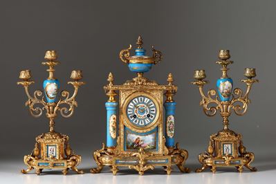 Trittico da Camino con Cassa in Metallo Dorato e Placche in Porcellana Dipinta di Sevres, Francia...