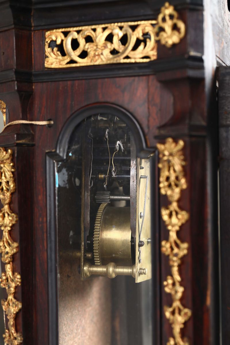 Pendola Romana con Cassa Impiallacciata in Noce, Palissandro e Legno Ebanizzato, Roma, XVIII Seco...