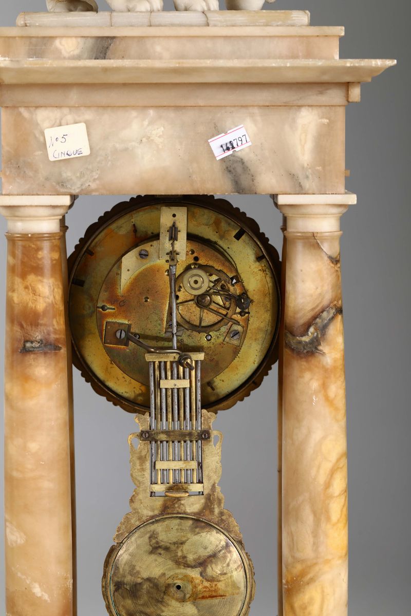 Pendola da Tavolo a Portico in Alabastro, Francia XIX Secolo