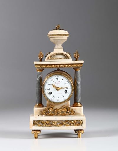 Piccola Pendola da Tavolo in Marmo Bianco e Bronzi Dorati, Viger a Paris, Fine XVIII Secolo