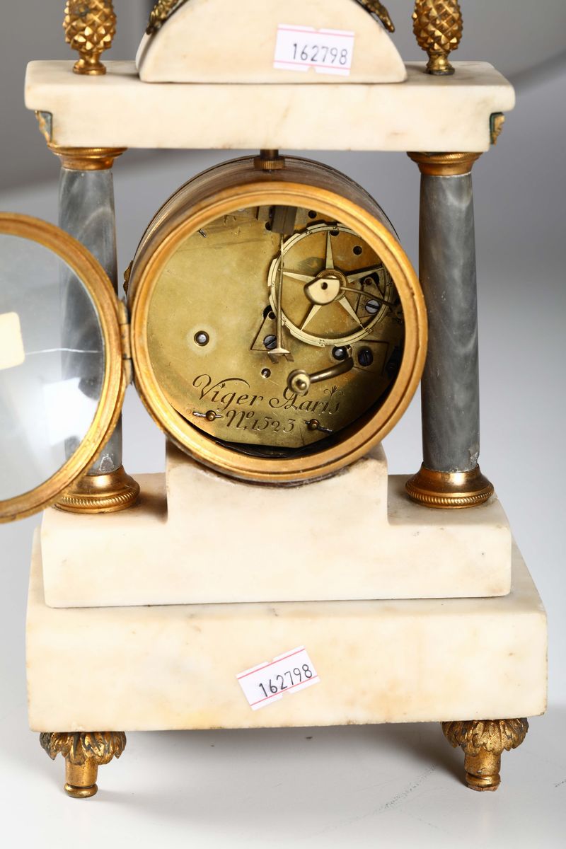 Piccola Pendola da Tavolo in Marmo Bianco e Bronzi Dorati, Viger a Paris, Fine XVIII Secolo