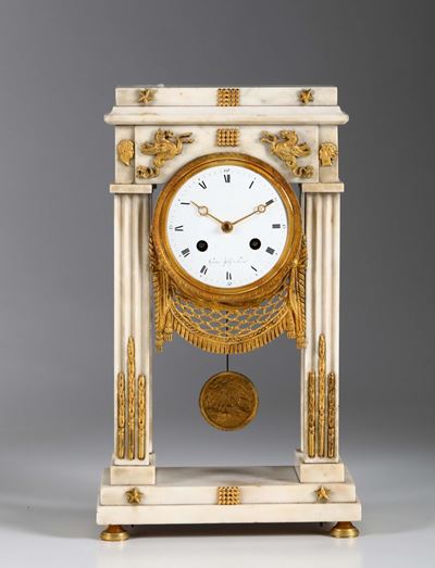 Pendola a Portico in Marmo Bianco, Gaston Jolly a Paris, Francia XIX Secolo