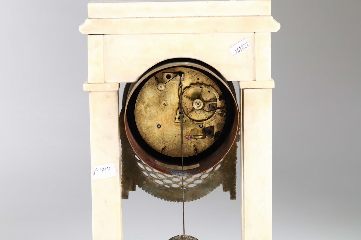 Pendola a Portico in Marmo Bianco, Gaston Jolly a Paris, Francia XIX Secolo