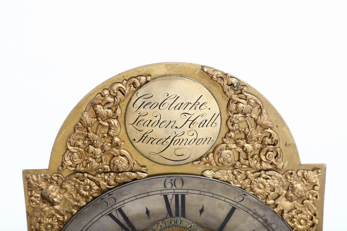 Orologio a Colonna Inglese Decorato con Cineserie. Firmato sul Quadrante Geo Clarke Leaden Hall S...