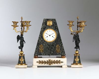 Trittico Composto da Pendola da Tavolo con Cassa in Marmo Verde e Coppia di Candelabri, Francia, ...