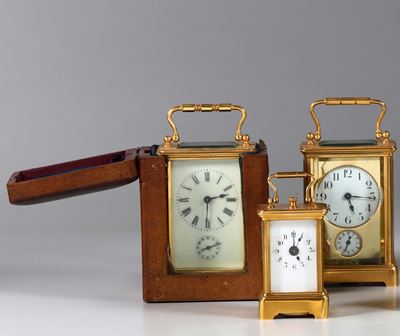 Tre Officielle in Ottone Dorato, XIX Secolo
