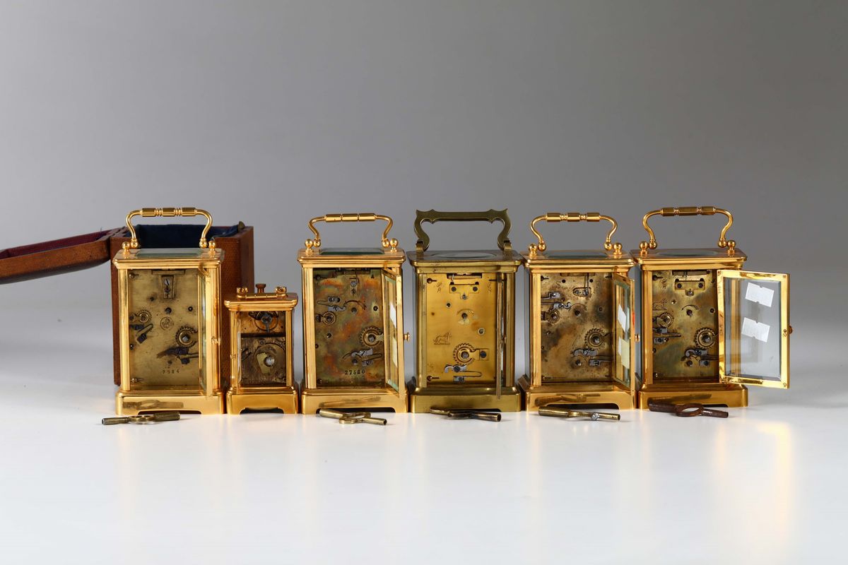 Tre Officielle in Ottone Dorato, XIX Secolo