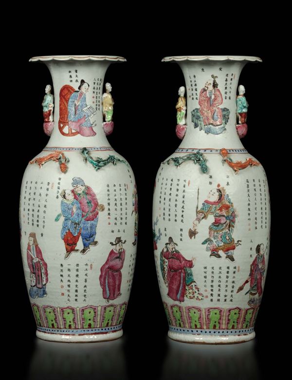 Coppia di vasi in porcellana a smalti policromi con Guanyin, dignitari ed iscrizioni, con anse a guisa di fanciulli, Cina, Dinastia Qing, XIX secolo