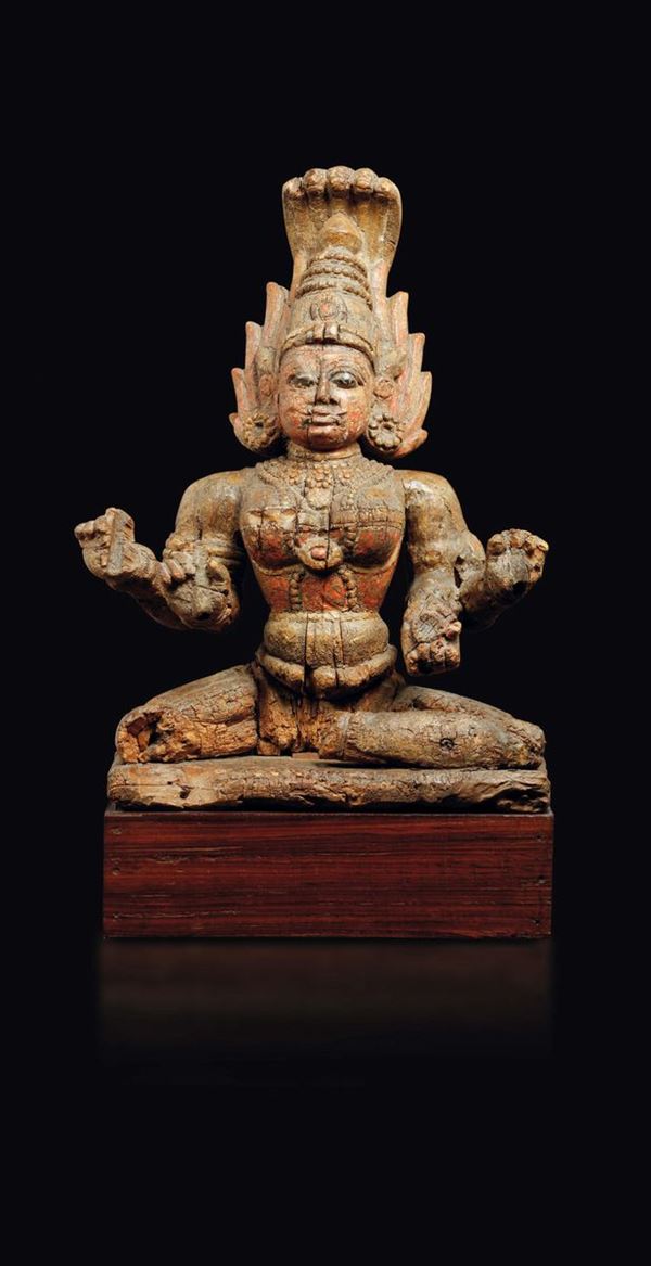 Figura di divinità seduta in legno con policromia, India, XVII secolo