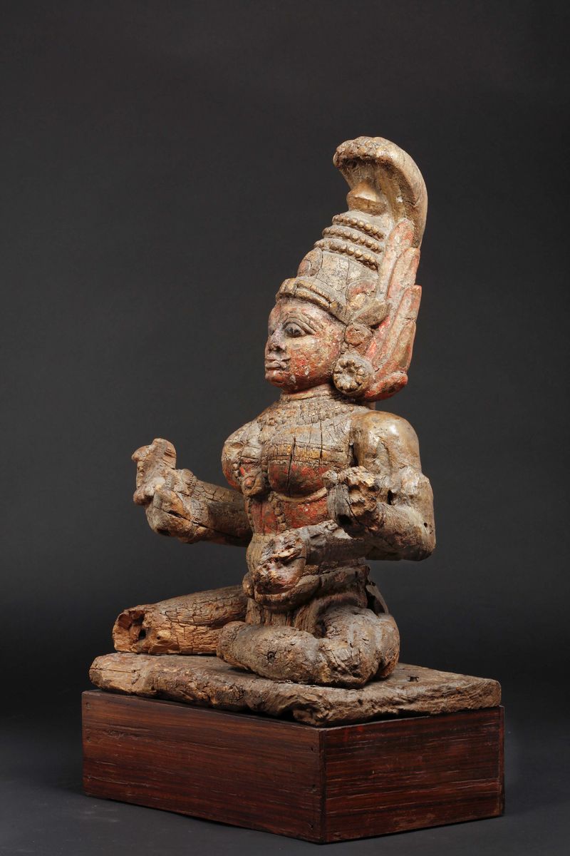 Figura di Divinità Seduta in Legno con Policromia, India, XVII Secolo