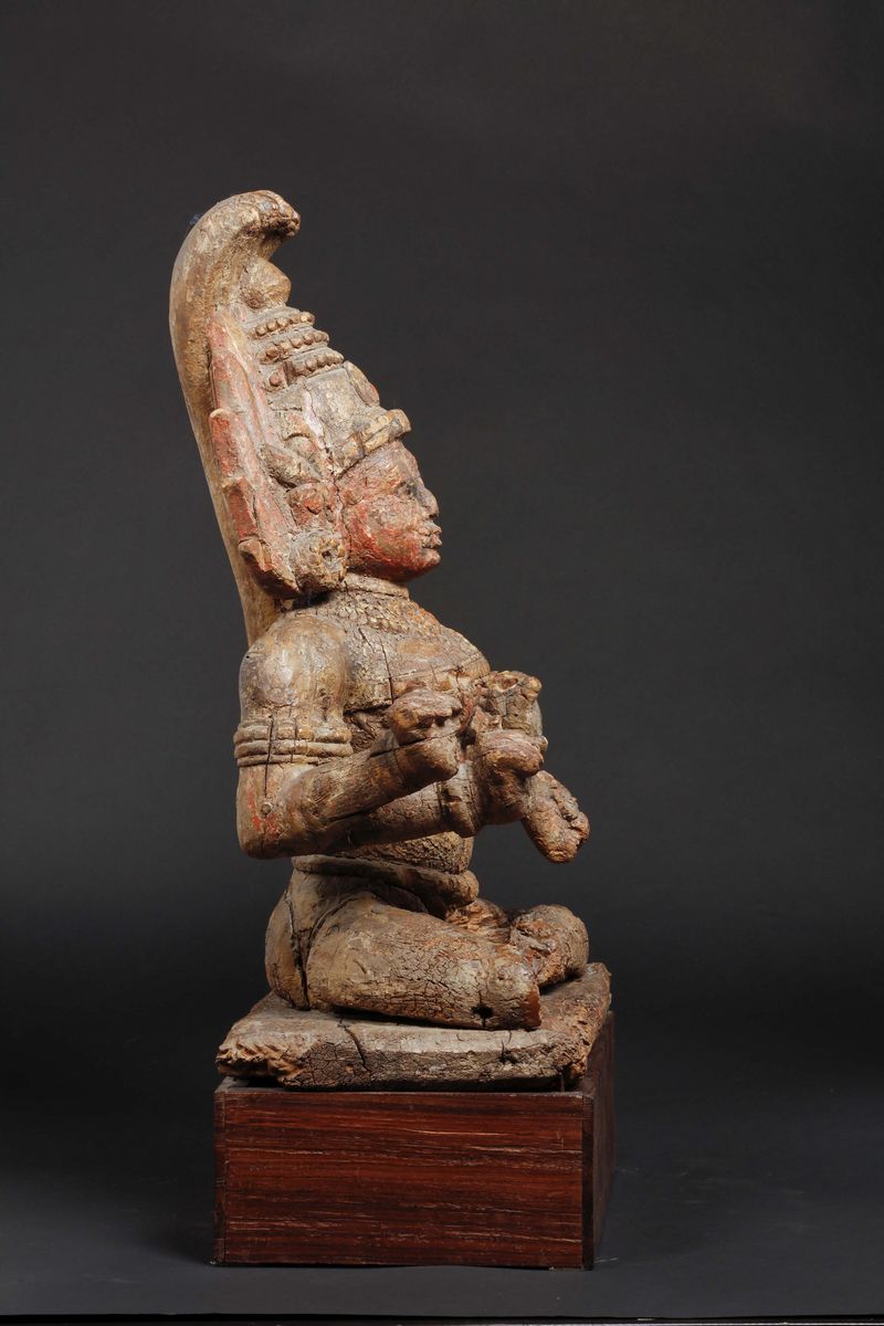 Figura di Divinità Seduta in Legno con Policromia, India, XVII Secolo
