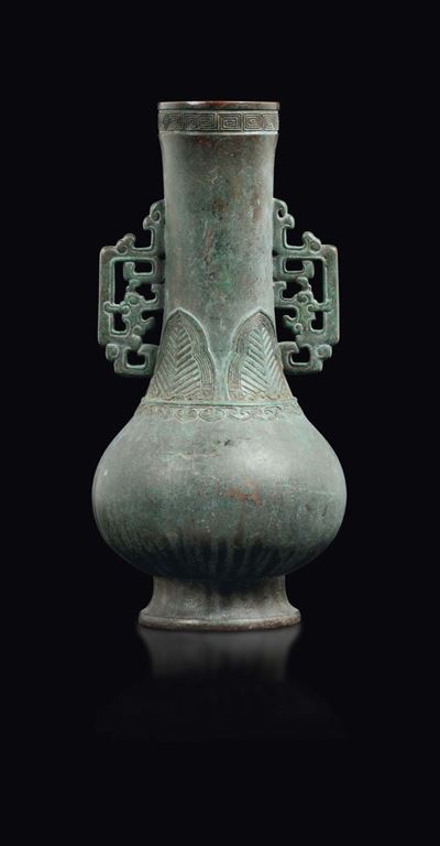 Vaso in Bronzo con Manici in Stile Arcaico, Cina, Dinastia Ming, XVII Secolo