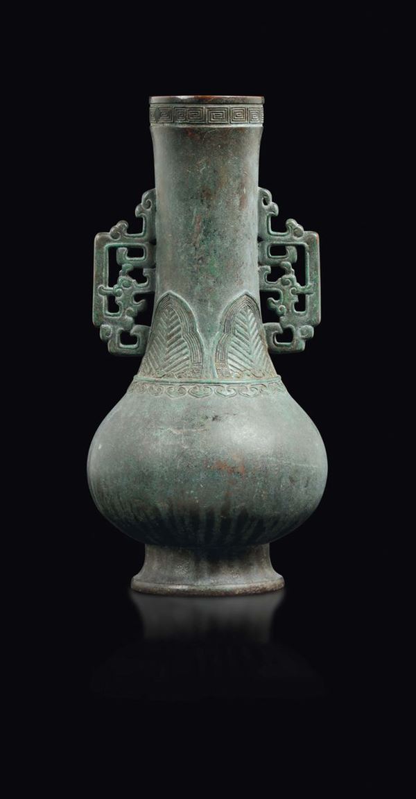 Vaso in bronzo con manici in stile arcaico, Cina, Dinastia Ming, XVII secolo