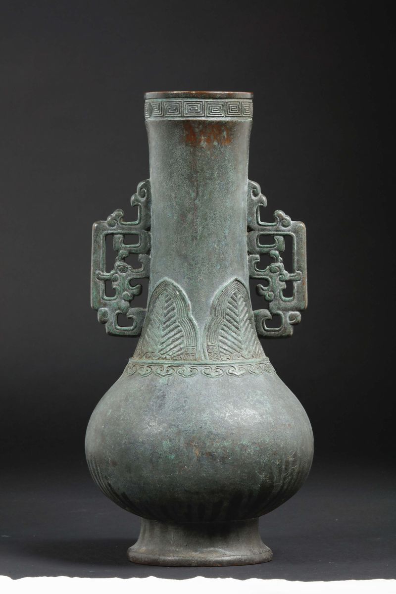 Vaso in Bronzo con Manici in Stile Arcaico, Cina, Dinastia Ming, XVII Secolo