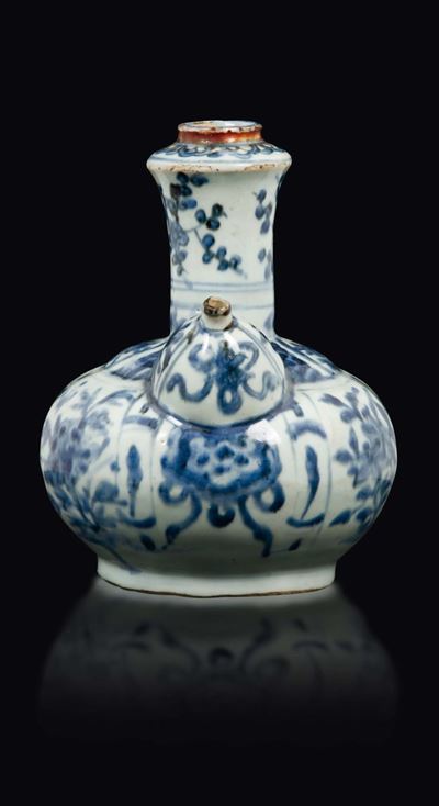 Versatoio in Porcellana Bianca e Blu, Cina, Dinastia Ming, XVII Secolo