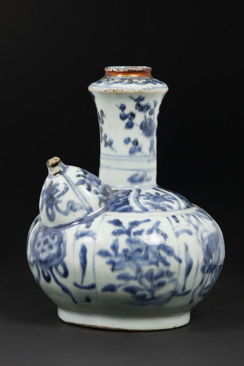 Versatoio in Porcellana Bianca e Blu, Cina, Dinastia Ming, XVII Secolo