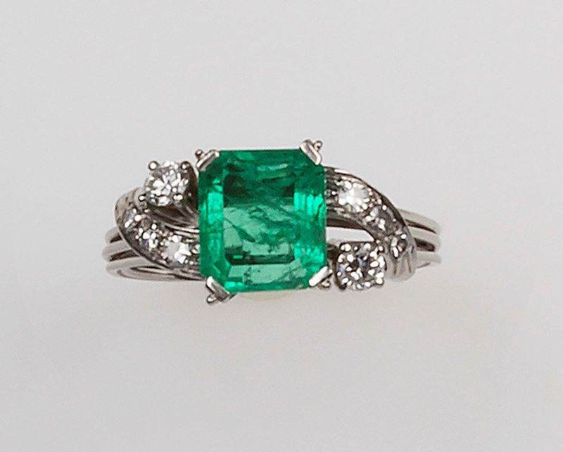 Anello con smeraldo e piccoli diamanti  - Asta Fine Jewels - II - Cambi Casa d'Aste