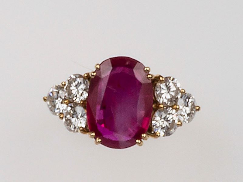 Anello con rubino Burma di ct 4,10 circa e diamanti a contorno  - Asta Fine Jewels - II - Cambi Casa d'Aste