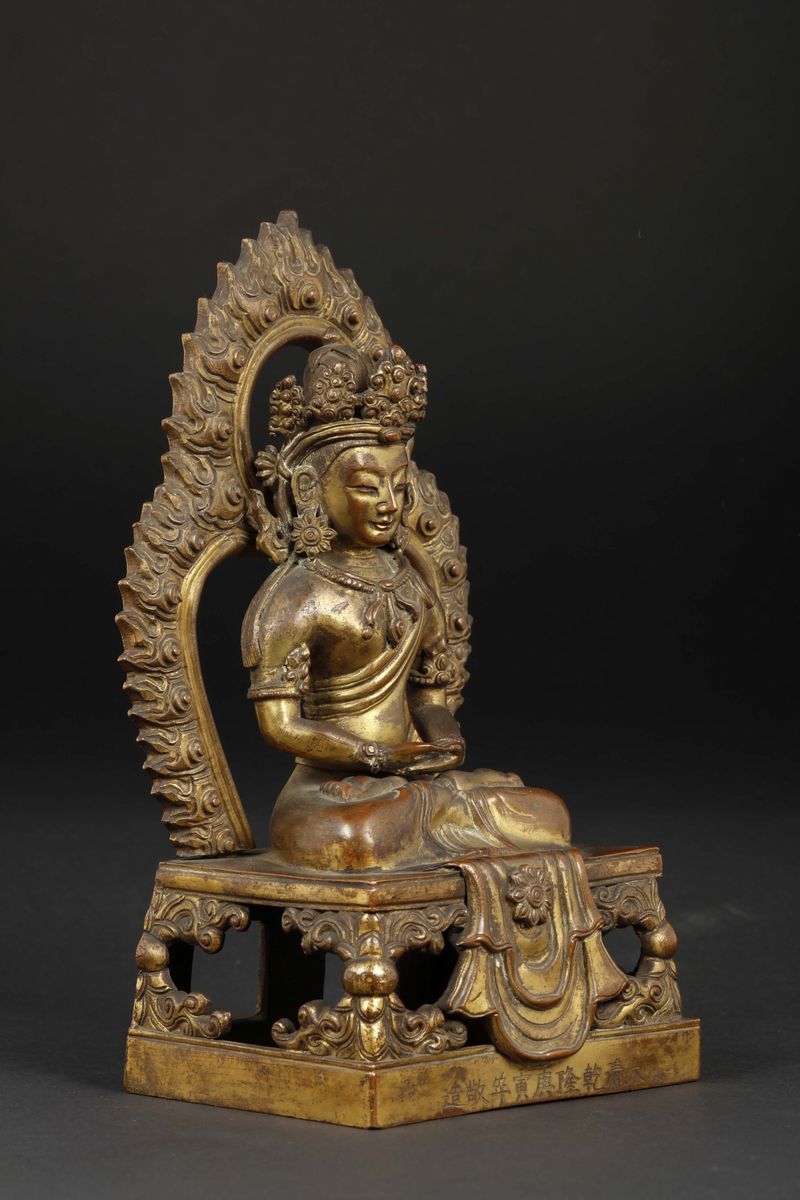 Figura di Amitayus Seduto con Aura in Bronzo Dorato, Cina, Dinastia Qing, Marca e del Periodo Qia...