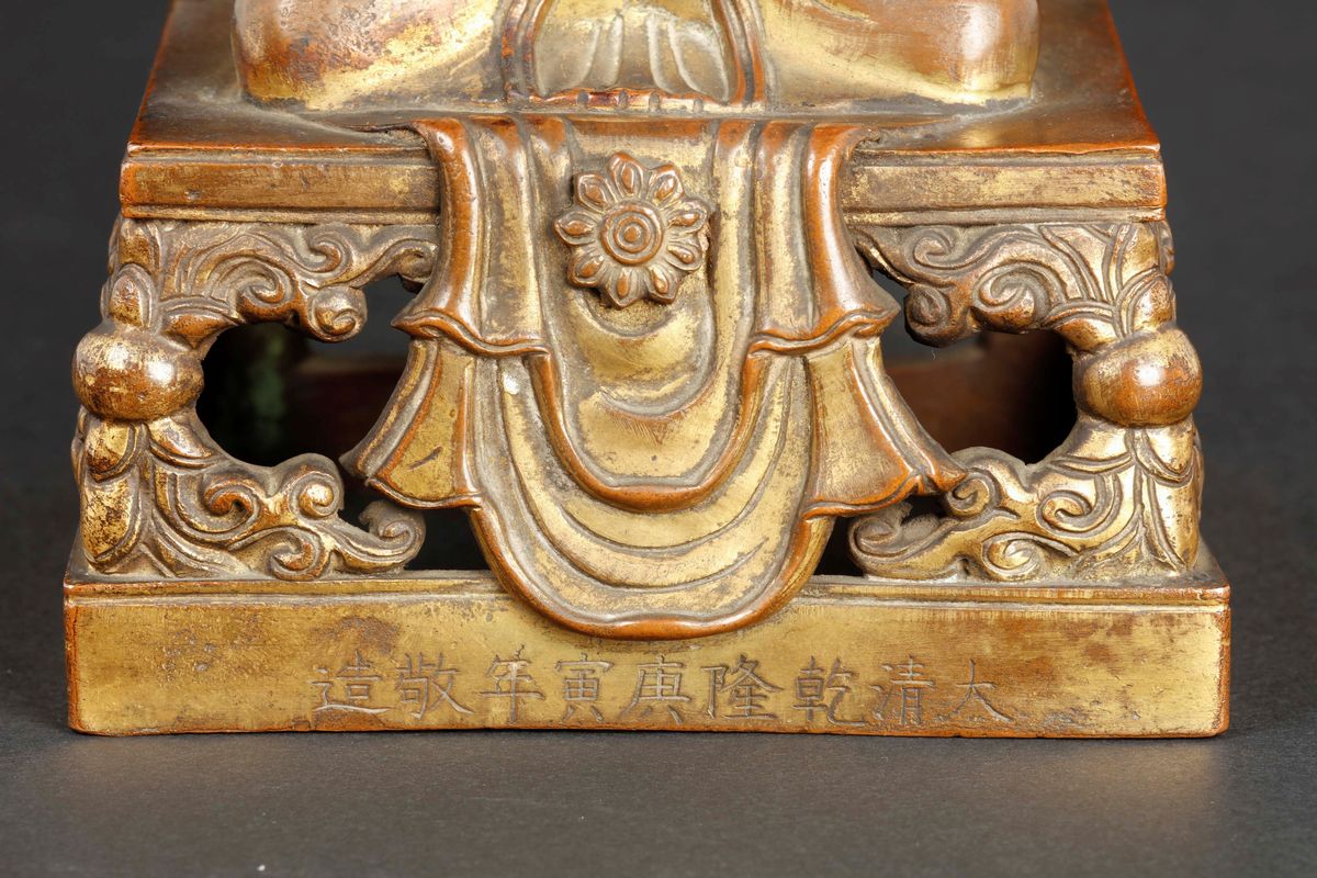 Figura di Amitayus Seduto con Aura in Bronzo Dorato, Cina, Dinastia Qing, Marca e del Periodo Qia...