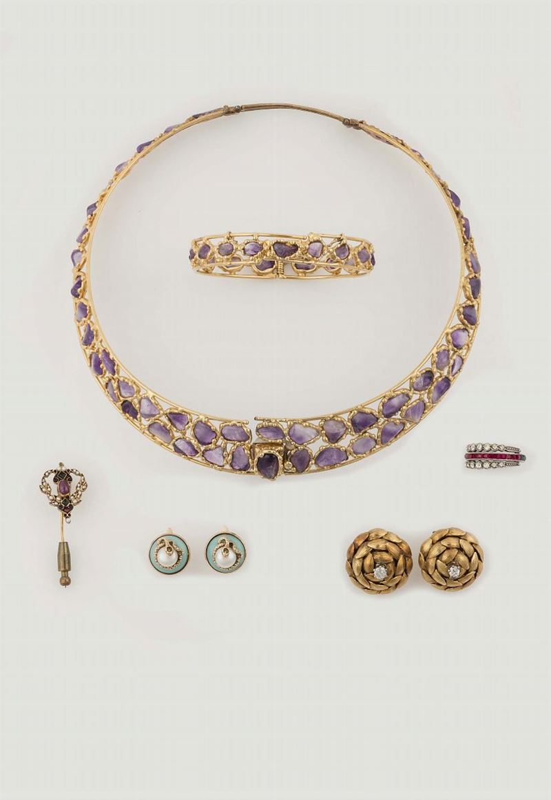 Lotto composto da una parure con paste vitree, due paia di orecchini, una spilla da cravatta ed un anello  - Auction Vintage, Jewels and Bijoux - Cambi Casa d'Aste