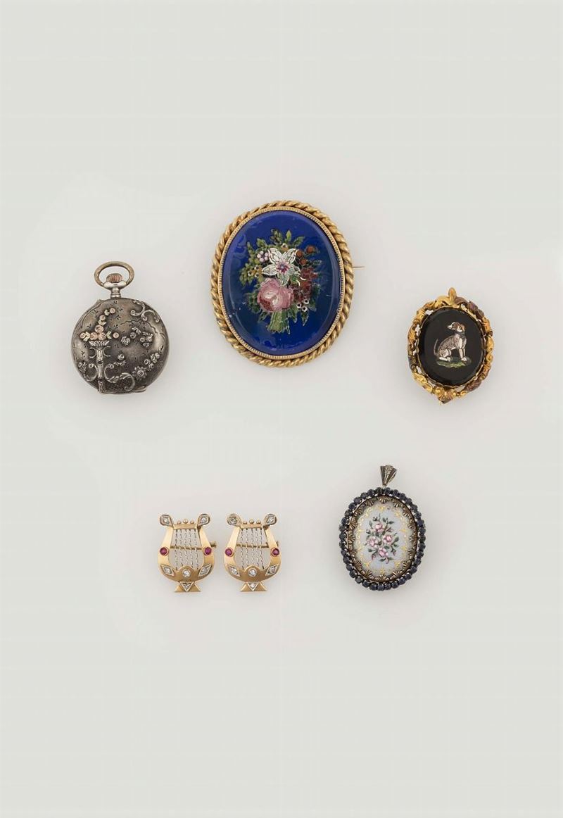 Lotto composto da tre spille, un pendente ed un orologino da tasca  - Asta Vintage, Gioielli e Bijoux - Cambi Casa d'Aste