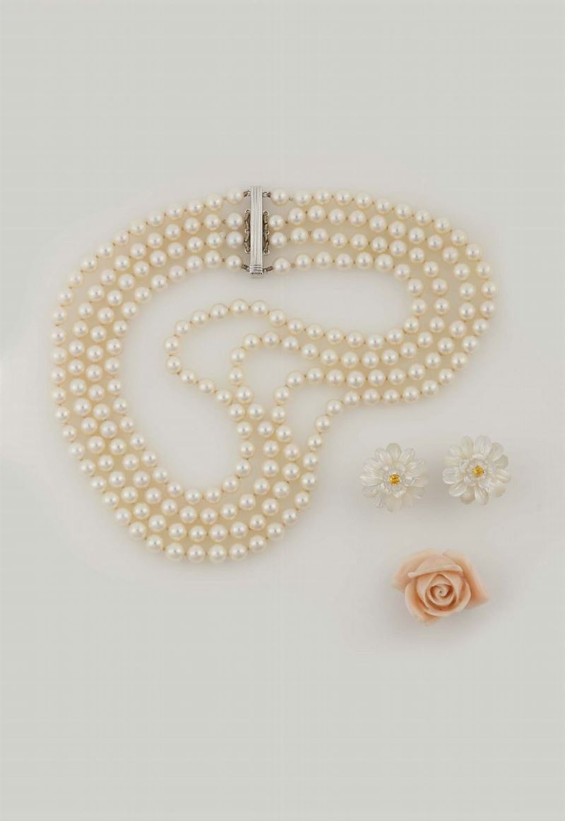 Lotto composto da una collana a quattro fili di perle, un paio di orecchini ed una spilla in corallo  - Auction Vintage, Jewels and Bijoux - Cambi Casa d'Aste