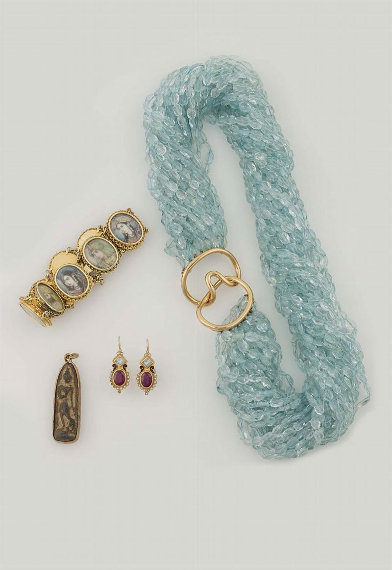 Lotto composto da un torsade con topazi azzurri, un bracciale con miniature India, un paio di orecchini ed un pendente  - Auction Vintage, Jewels and Bijoux - Cambi Casa d'Aste