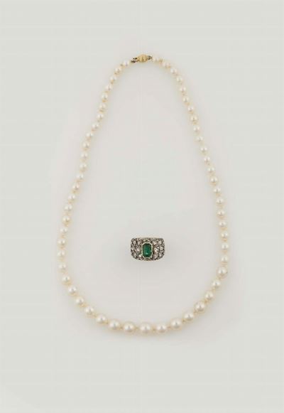 Lotto Composto da una Collana di Perle Coltivate ed un Anello con Vetro Verde