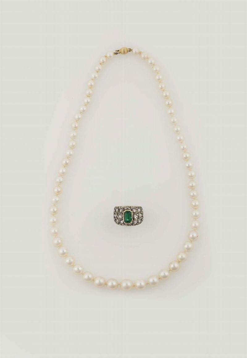 Lotto composto da una collana di perle coltivate ed un anello con vetro verde  - Auction Vintage, Jewels and Bijoux - Cambi Casa d'Aste