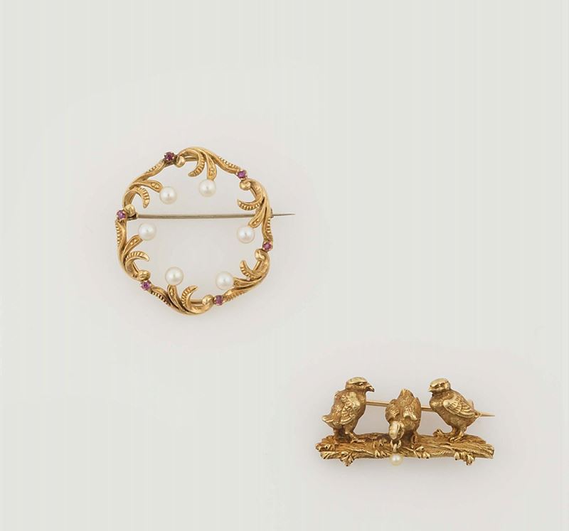Lotto composto da una spilla “Tre passerotti” ed una spilla a volute floreali  - Auction Vintage, Jewels and Bijoux - Cambi Casa d'Aste