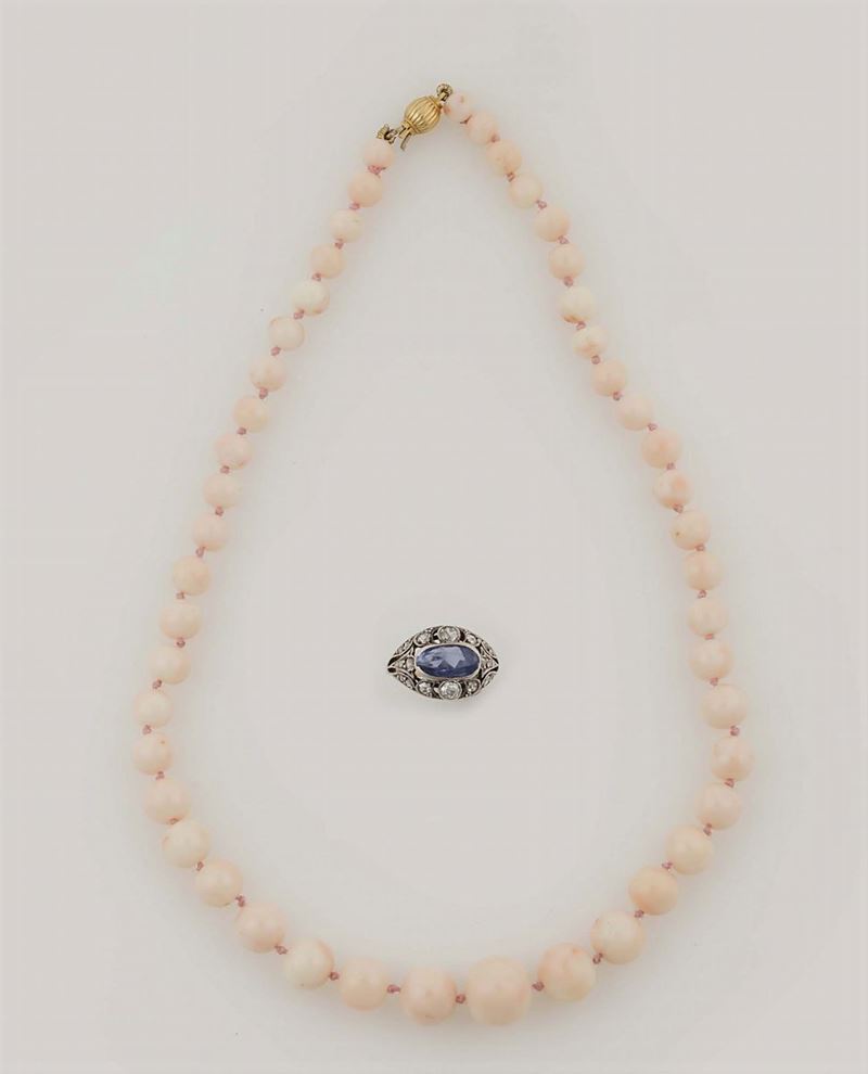 Lotto composto da anello con zaffiro e collana con boule di corallo rosa  - Auction Vintage, Jewels and Bijoux - Cambi Casa d'Aste