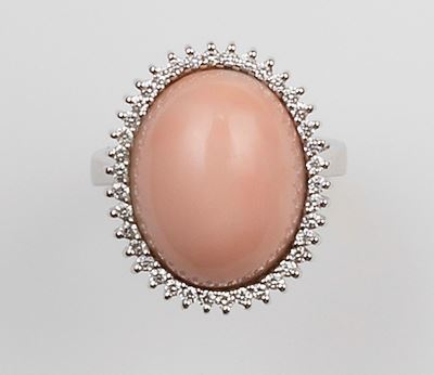 Anello con Corallo Rosa Taglio Cabochon e Diamanti a Contorno
