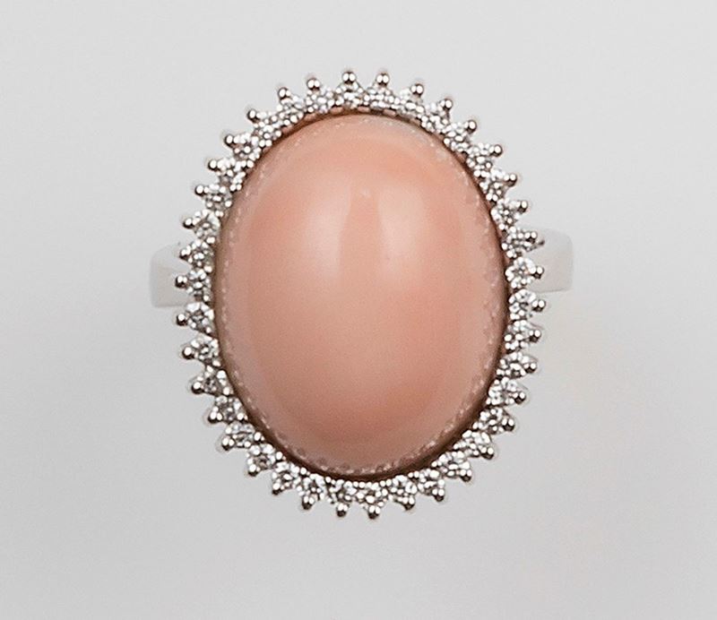 Anello con corallo rosa taglio cabochon e diamanti a contorno  - Asta Fine Jewels - II - Cambi Casa d'Aste