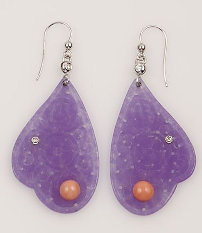 Orecchini Pendenti in Giadeite Color Lavanda Incisa, Corallo e Diamanti