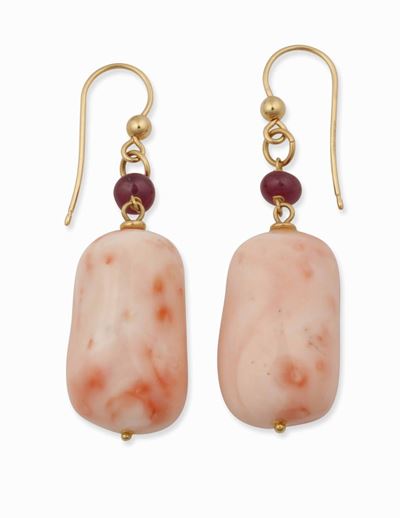 Orecchini Pendenti con Corallo Rosa e Piccoli Rubini