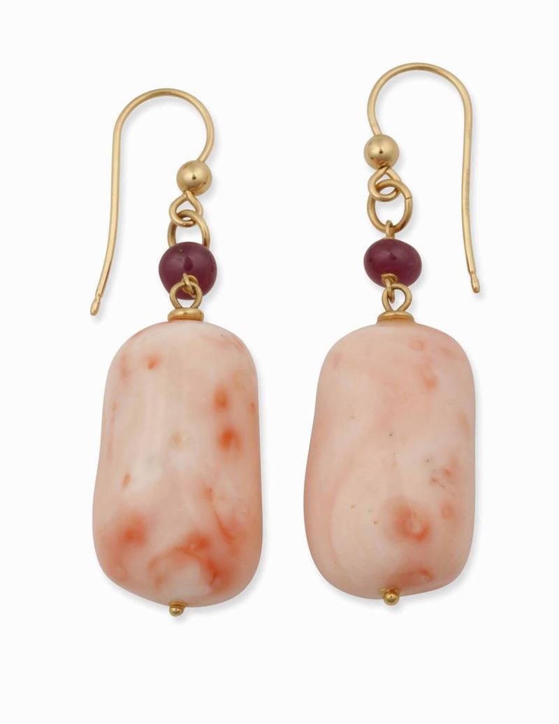 Orecchini pendenti con corallo rosa e piccoli rubini  - Auction Vintage, Jewels and Bijoux - Cambi Casa d'Aste