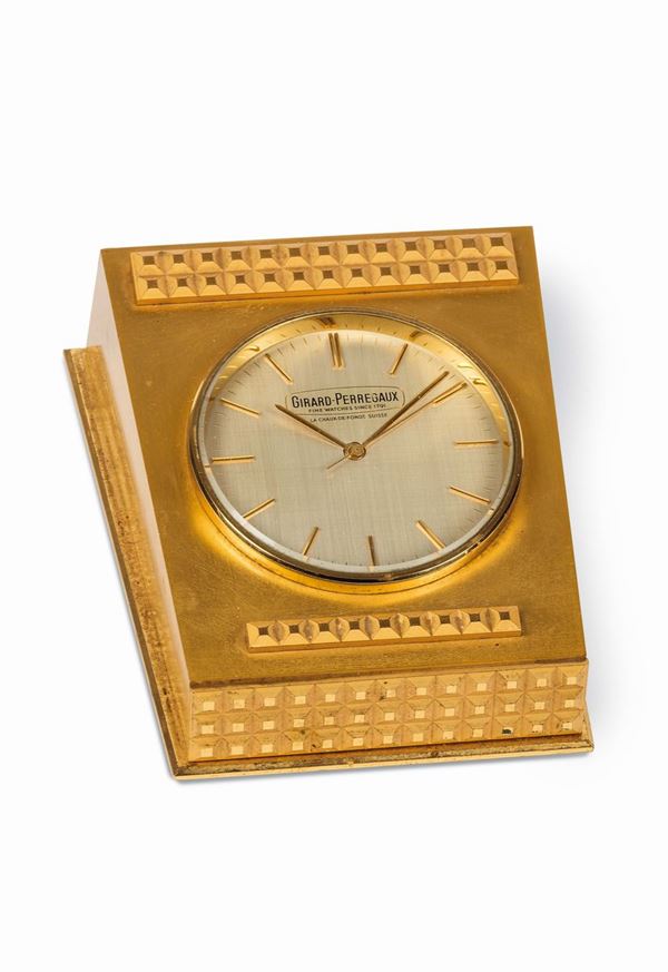 GIRARD PERREGAUX, Ref.4052, La Chaux de Fonds Suisse, orologio da tavolo, al quarzo, in ottone dorato. Realizzato nel 1960 circa