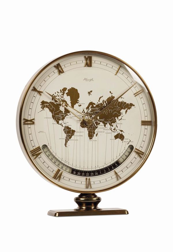 KIENZLE, World Time gilt brass Desk Clock, orologio in ottone dorato, con ore del mondo, apertura per le 24 ore e indicazione del giorno e della notte. Realizzato nel 1950 circa