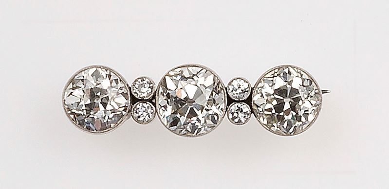 Spilla a barretta con tre diamanti di vecchio taglio per ct 8,00 circa  - Asta Fine Jewels - II - Cambi Casa d'Aste