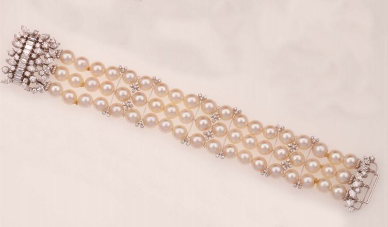 Three strands bracelet composed of 57 cultured pearls with diamonds clasp  - Auction Fine Jewels - Cambi Casa d'Aste