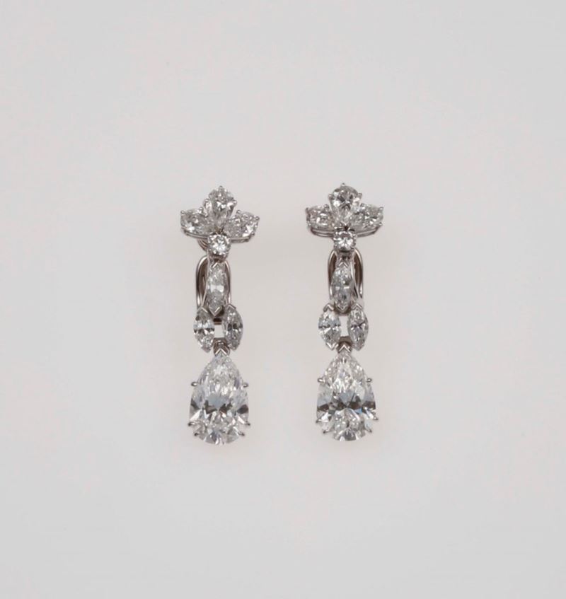 Orecchini pendenti con diamanti taglio a goccia e taglio navette per ct 5,85 circa totali  - Asta Fine Jewels - II - Cambi Casa d'Aste