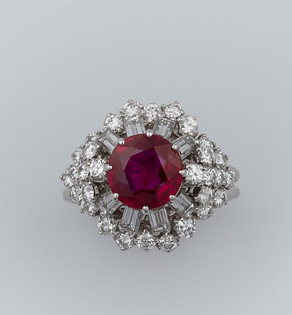 Anello con rubino Burma di ct 1,73 e diamanti taglio rotondo e baguette a contorno