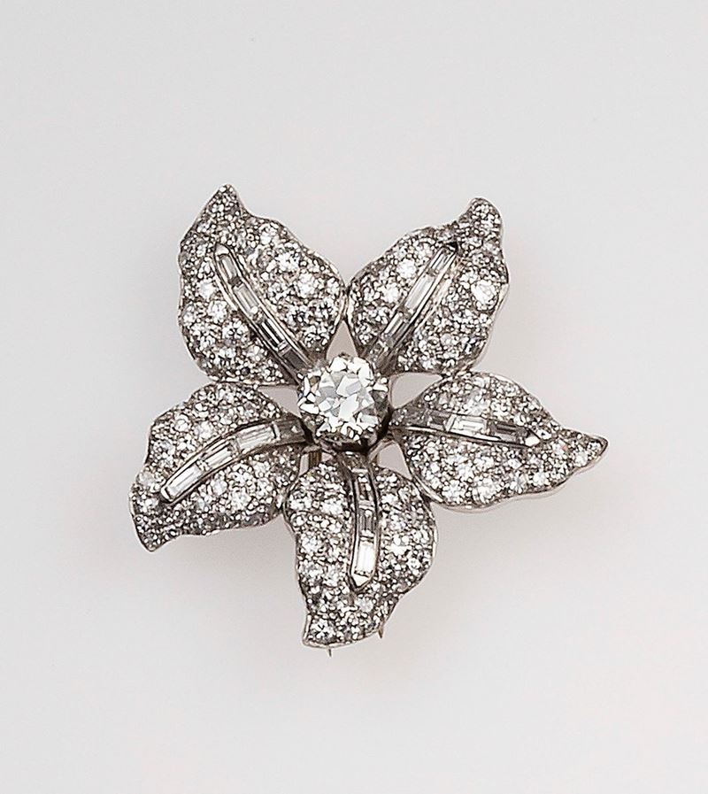 Clip “Elleboro” con diamanti taglio rotondo e baguette  - Asta Fine Jewels - II - Cambi Casa d'Aste