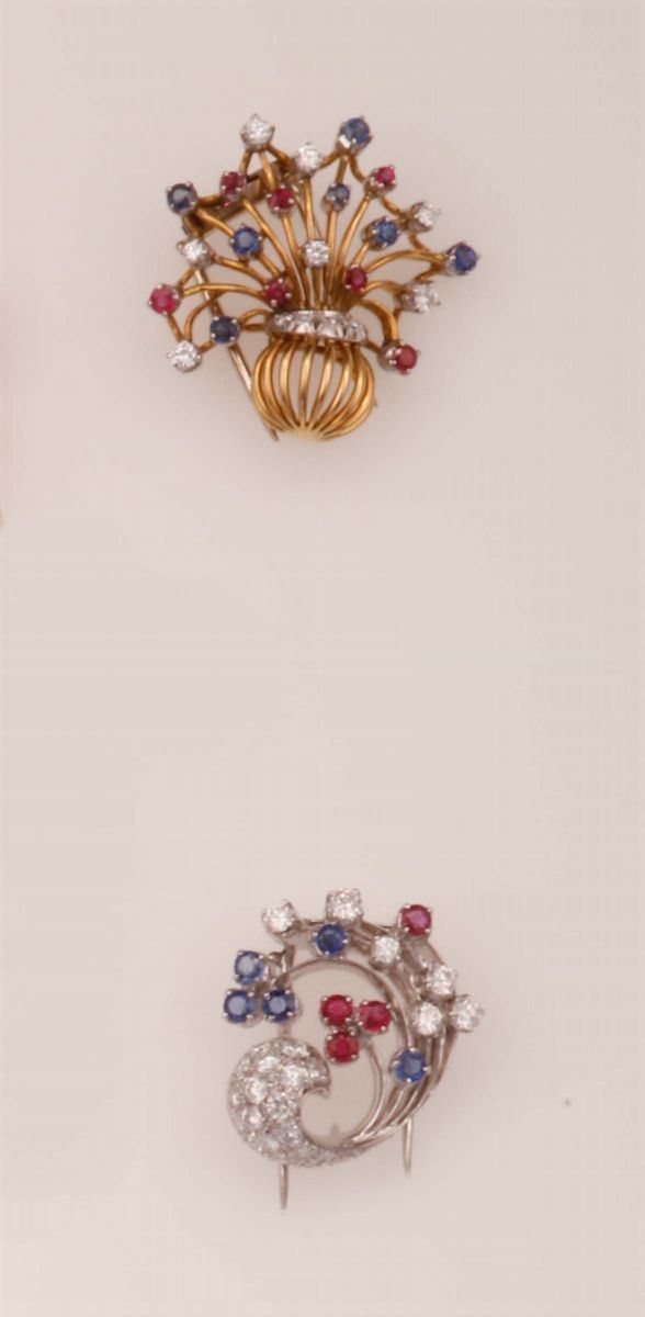 Pair of gem set and gold brooches  - Auction Fine Jewels - Cambi Casa d'Aste