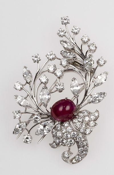 Clip con Rubino Taglio Cabochon e Diamanti Taglio Navette e Brillante