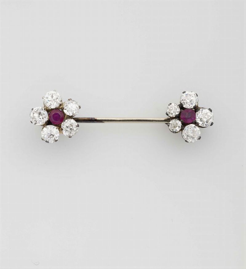 Spilla barretta con due fiori, diamanti di vecchio taglio e rubini  - Asta Fine Jewels - Cambi Casa d'Aste